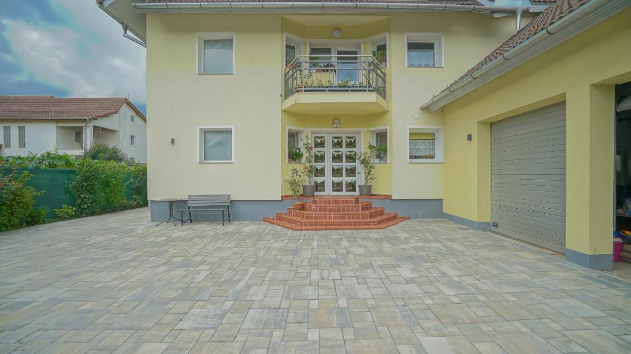 Appartement Vilux With Indoor Private Parking à Braşov Extérieur photo