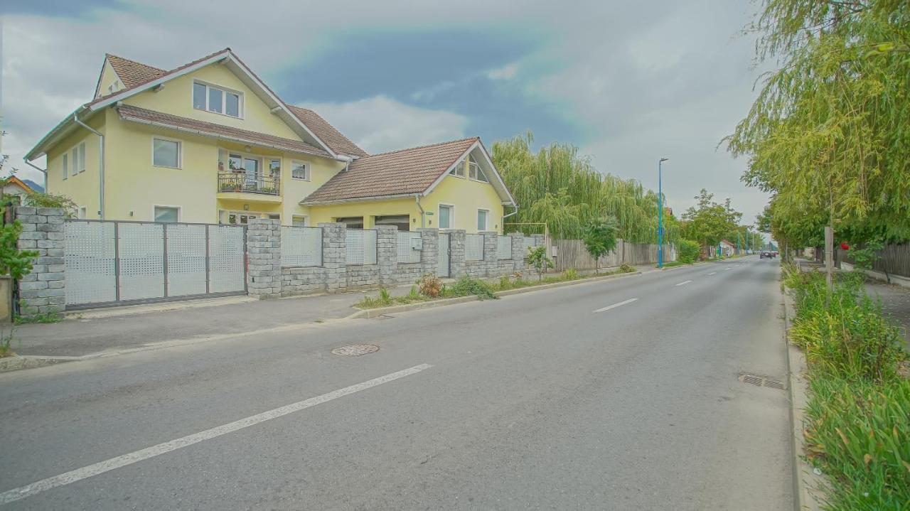 Appartement Vilux With Indoor Private Parking à Braşov Extérieur photo